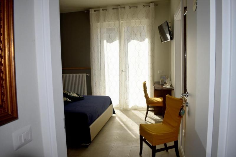 Il Trovatore Rooms Parma Esterno foto