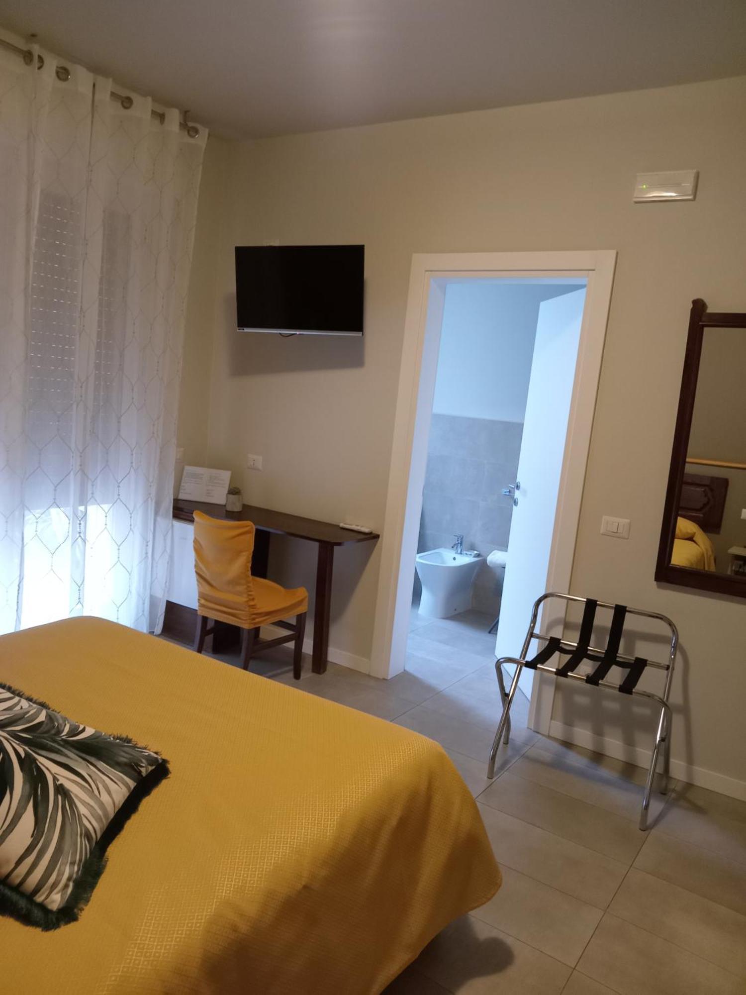 Il Trovatore Rooms Parma Esterno foto